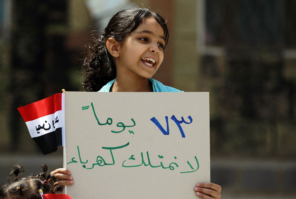 المتظاهرون يلقون باللوم على فشل الحكومات العربية في معالجة مشكلة انقطاع الكهرباء، بينما ترى معظم تلك الحكومات أن الإسراف في استخدام الطاقة هو السبب الرئيسي وراء الأزمة