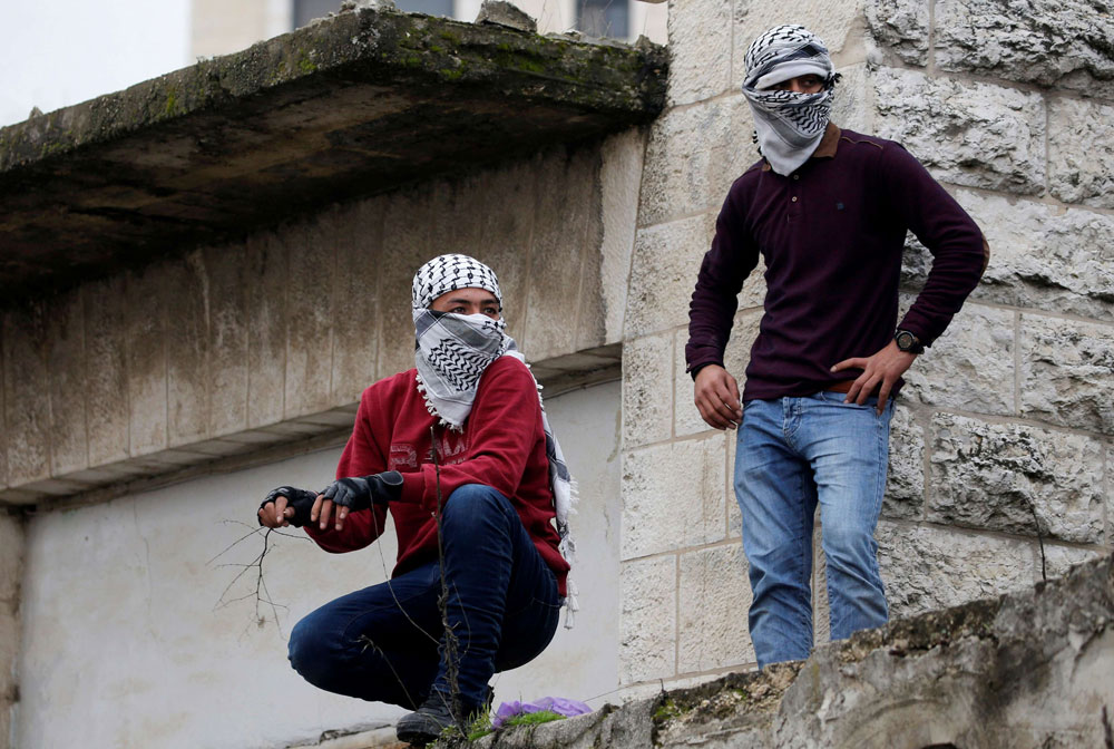 تساؤلات في الشارع الفلسطيني هل بمثل هذه الأيدي "المرتعشة" ستتم مواجهة "صفقة القرن" المنحازة لإسرائيل