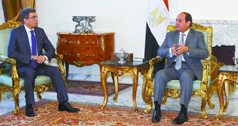تقاربه مع السيسي يعود إلى فترة التوترات السياسية بين ثورتي 25 يناير 2011 و30 يونيو 2013، حيث كانت دوائر صناعة القرار تبحث عن شخصية إعلامية ذات مصداقية يمكن من خلالها توجيه رسائل سياسية وتنقل ما بين الكواليس