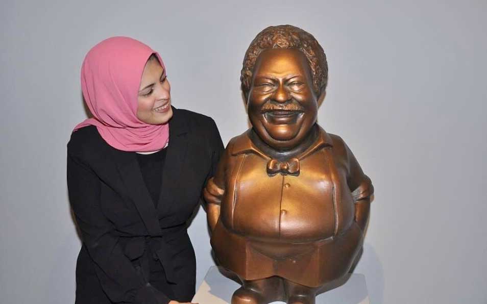 البرونز الذي تستعمله الفنانة المصرية يتيح إمكانيات هائلة لعكس التفاصيل التي تنحتها على الوجوه
