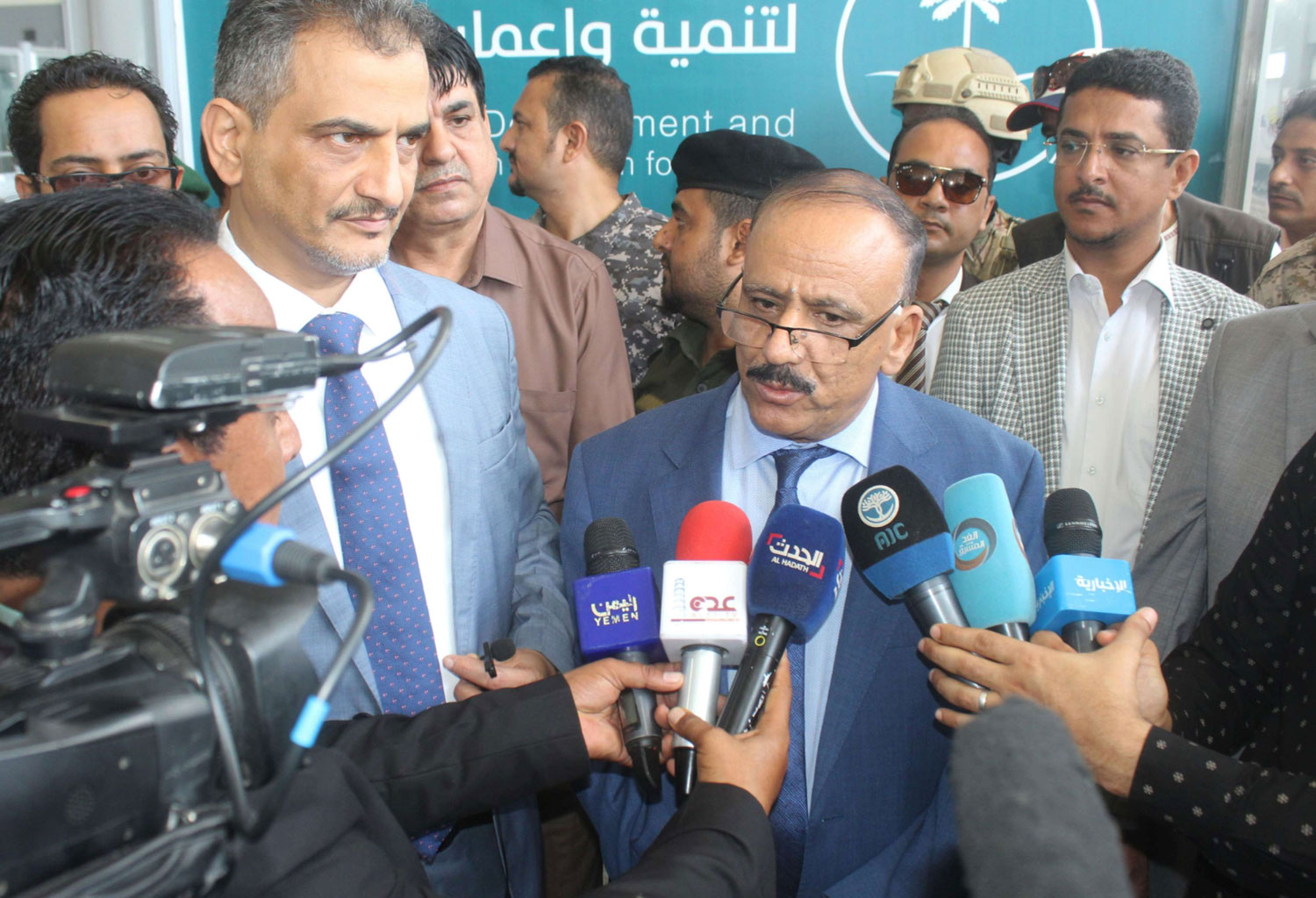 وزير النقل عبدالسلام حميد يستقبل أول طائرة تحط بمطار عدن بعد الهجوم الدموي