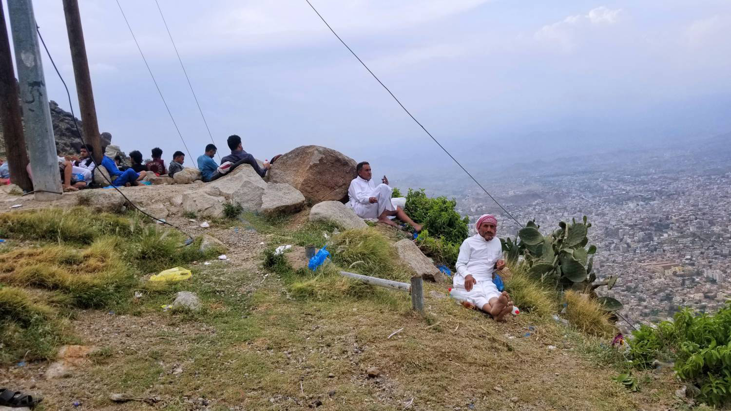 بعض المطربين اليمنيين تغنوا بجمال جبل صبر