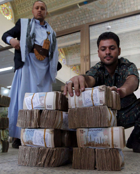 المتمردون الحوثيون يفرضون في مناطق سيطرتهم إتاوة جديدة تحت مسمى جمع "تبرعات" بحجة دعم المقاتلين على الجبهات
