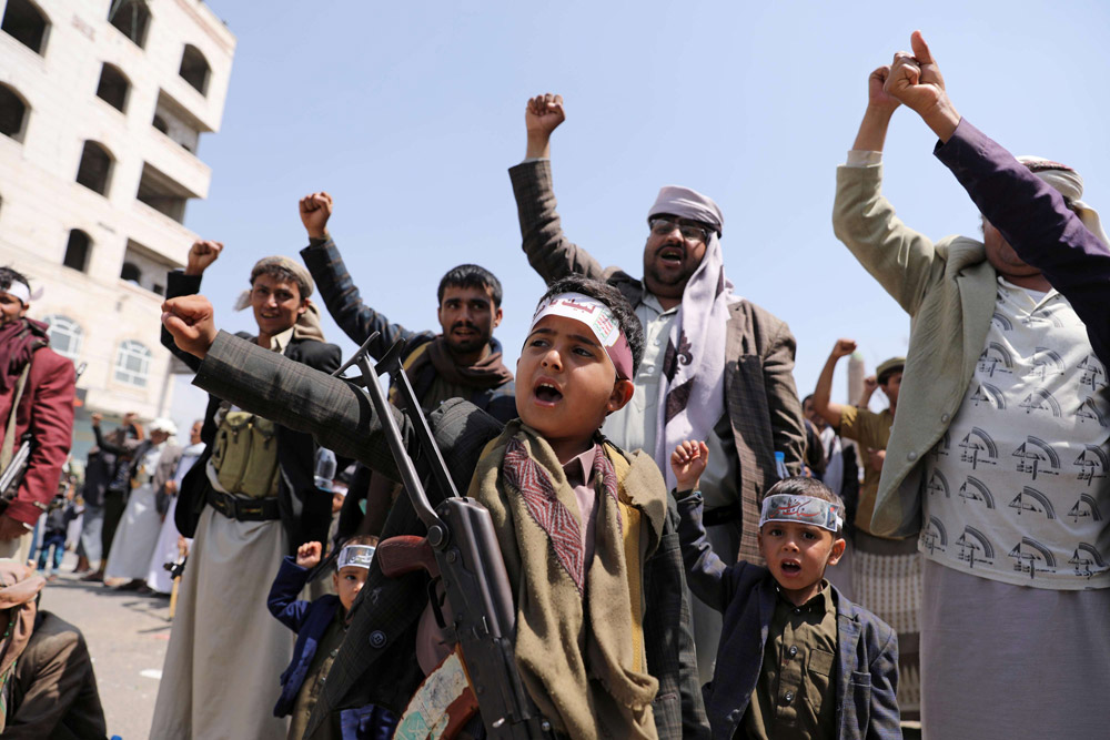ظهور أطفال يقاتلون إلى جانب الحوثيين بات مشهدا مألوفا
