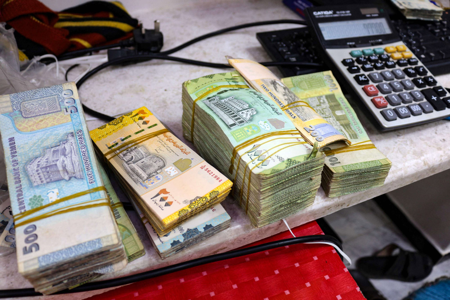 اتساع المخاوف من أن تُسرّع حرب العملة المشتعلة بين الشرعية وجماعة الحوثي من الانهيار الشامل لاقتصاد البلاد