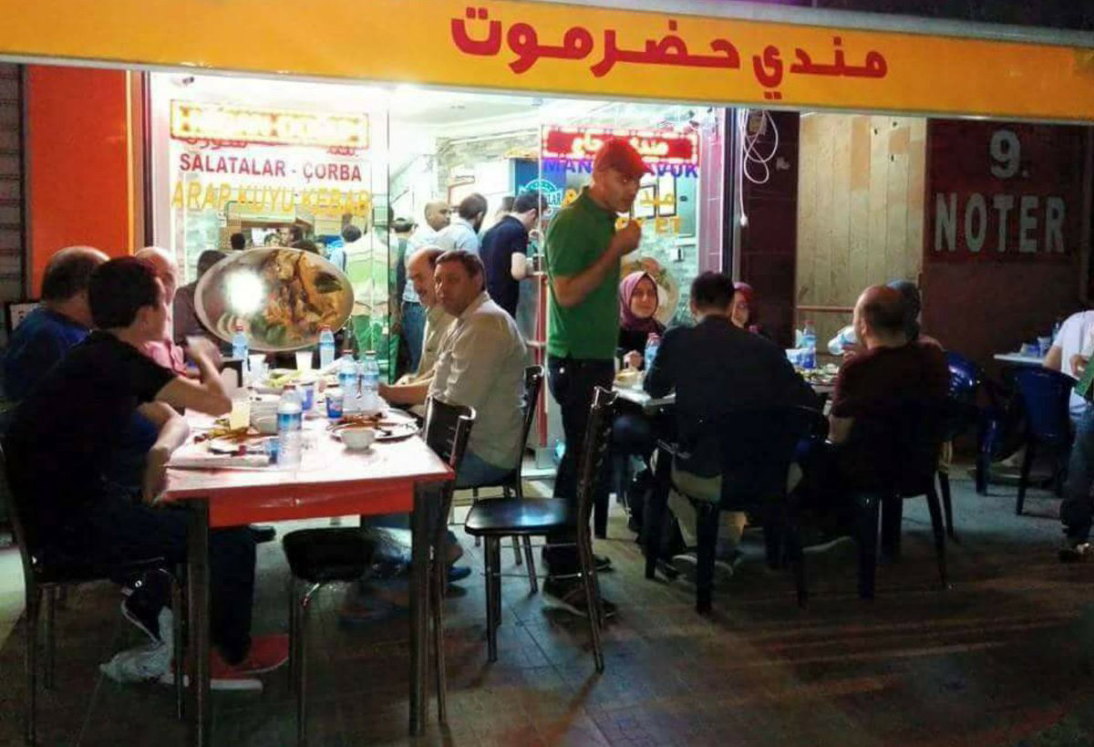 وجبة المندي تجلب الجميع