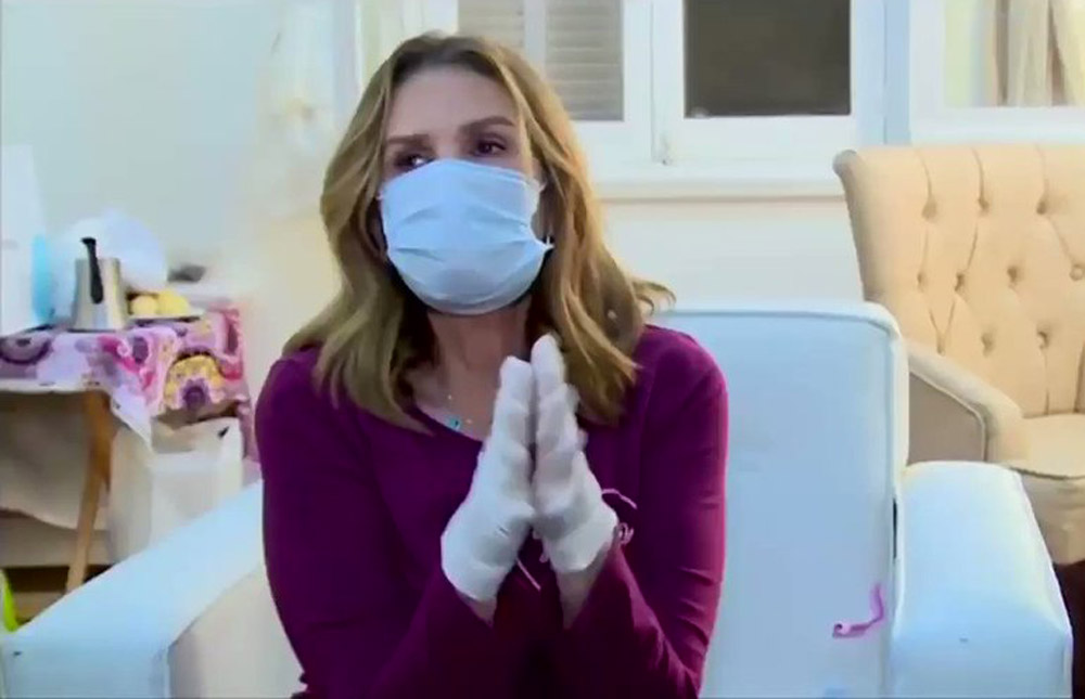يسرا لا تزال حبيسة العزل المنزلي وتتبع بروتوكول العلاج من كوفيد - 19، مكابدة صعوبة بالغة في التنفس