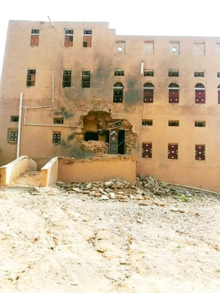 من يرفض الإخوان يتعرض للقصف