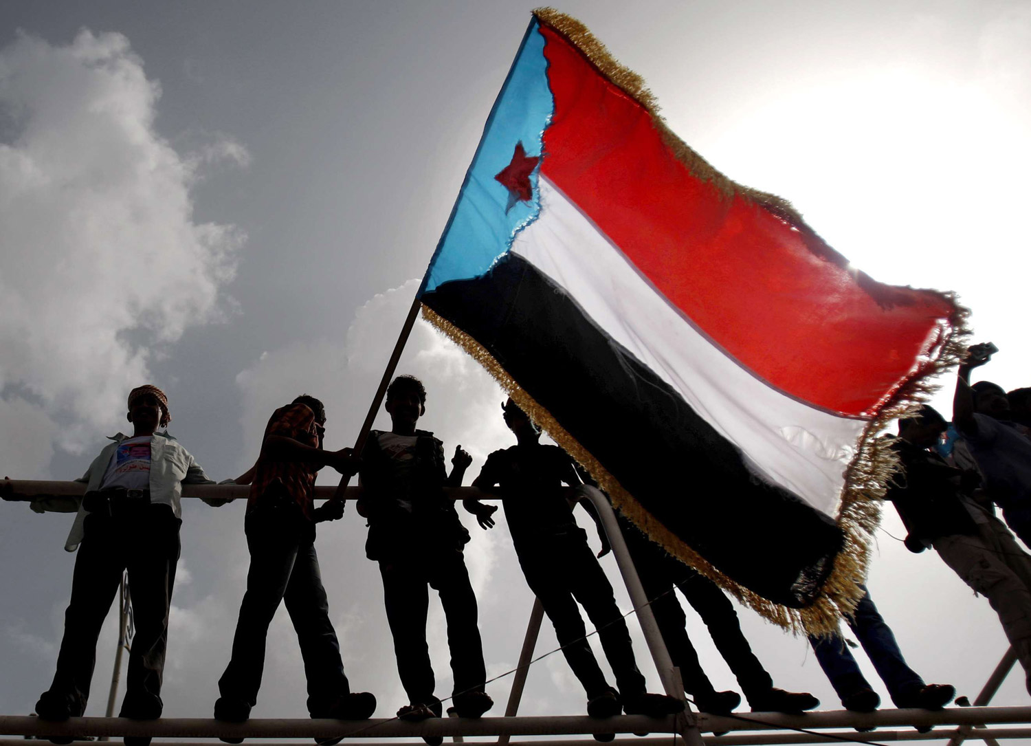 حزب الإصلاح يلتف على أجندة الحوار من إعادة بناء الشرعية إلى مساع لتجريد الانتقالي من مكاسبه