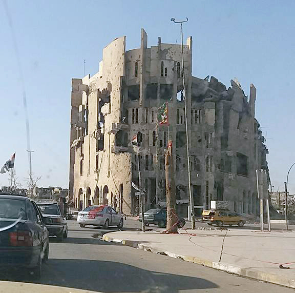 عمارة التأمين الشهيرة التي دُمرت في معارك تحرير الموصل مِن داعش. خرابها خراب العراق بأسره