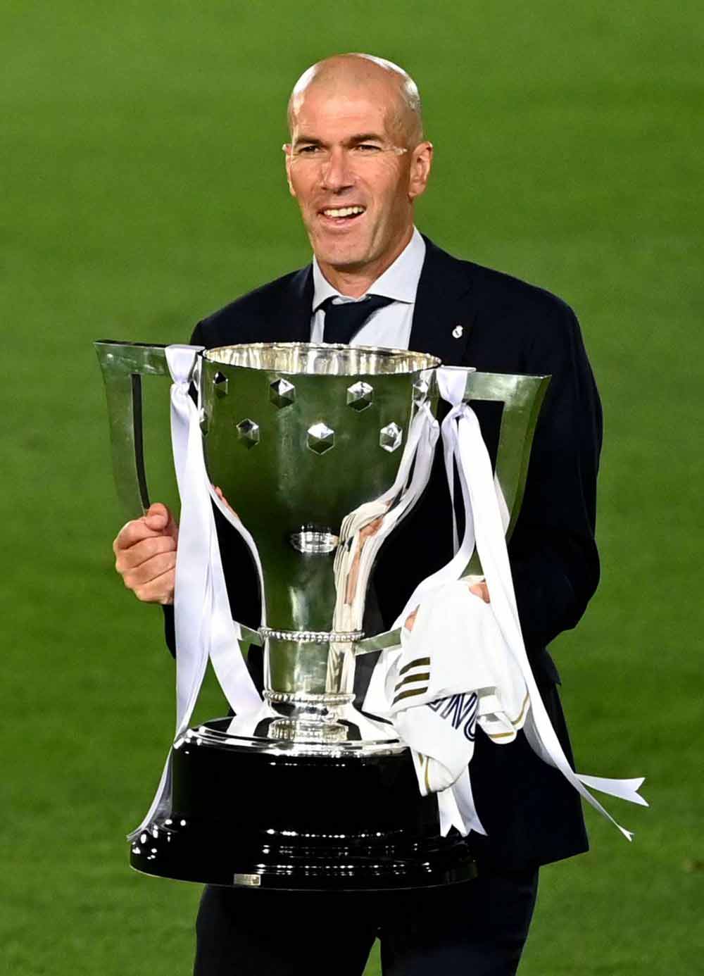 كشف تقرير صحافي إسباني، عن تطور جديد بشأن مستقبل المدرب زين الدين زيدان مع ريال مدريد، علما أن المدرب الفرنسي يملك عقدا مع ريال مدريد حتى 2022