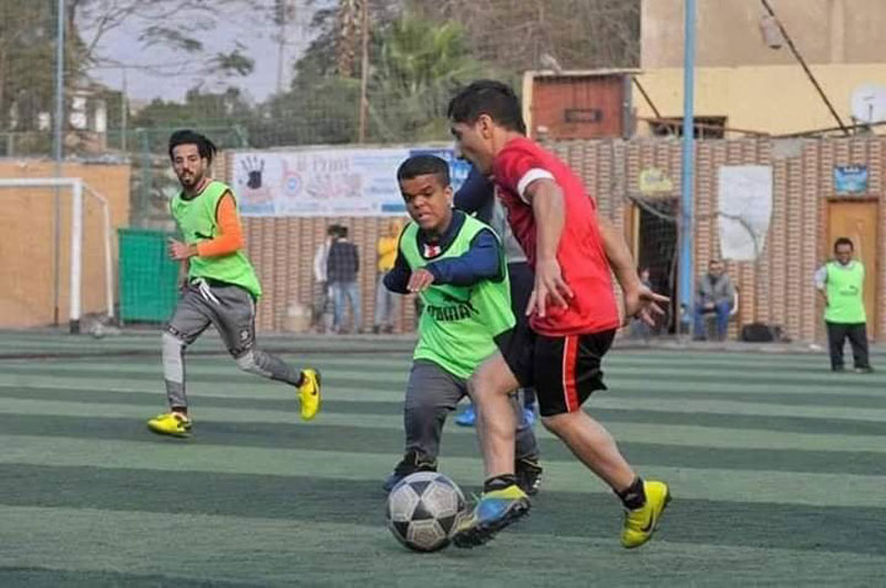 الرياضيون حوله يدركون أن منتخب كرة القدم لقصار القامة غير رسمي، ولن يستمر كثيرا، ما يعني أن شريف لن يحقق حلمه بالتميز والتفوق، ما يلزمه بتنويع ألعابه وممارسة ألعاب أخرى، لذا شجعوه على التدريب