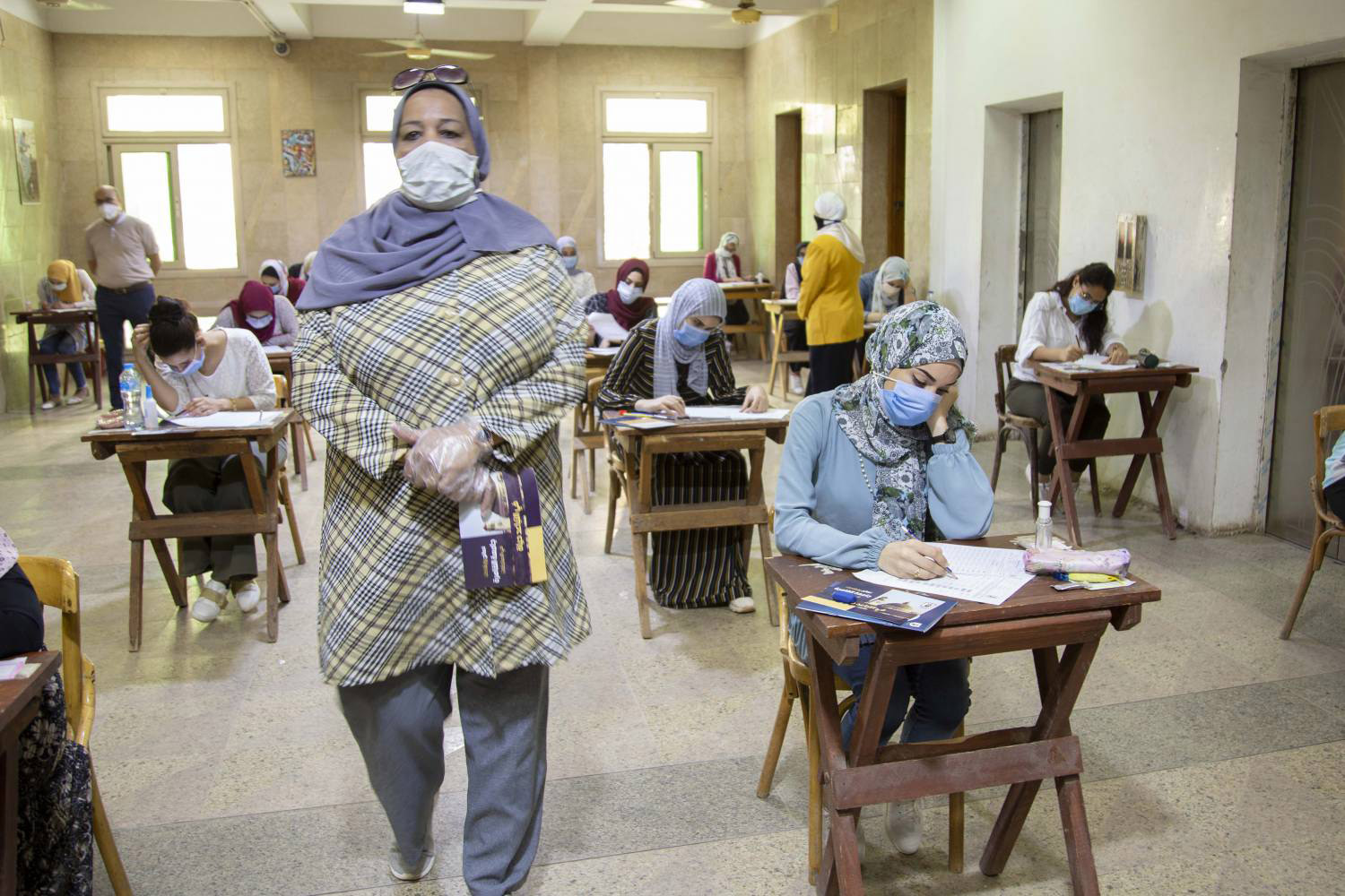 الاعتماد على أسئلة تختبر الحفظ والتلقين هو أسهل طرق الغش، أما لو جرى وضع امتحانات تقيس الفهم، فإن الطالب سيكون الوحيد القادر على الإجابة