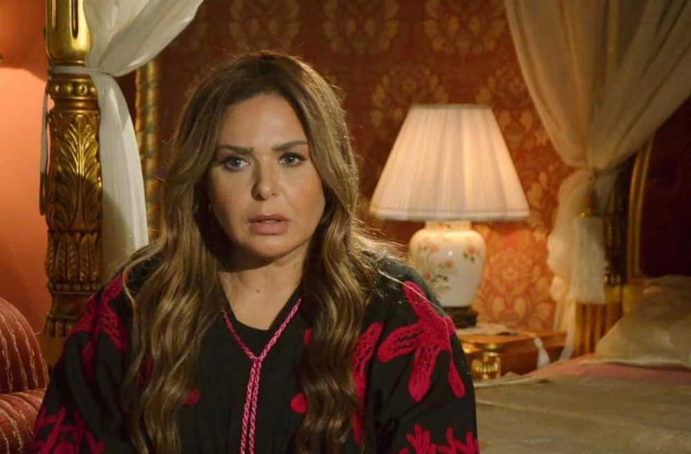 في مسلسل الحلم ينخرط الفنان أحمد عبدالعزيز في علاقة مبهمة مع الشقيقتين صابرين وأنوشكا وعائلتيهما