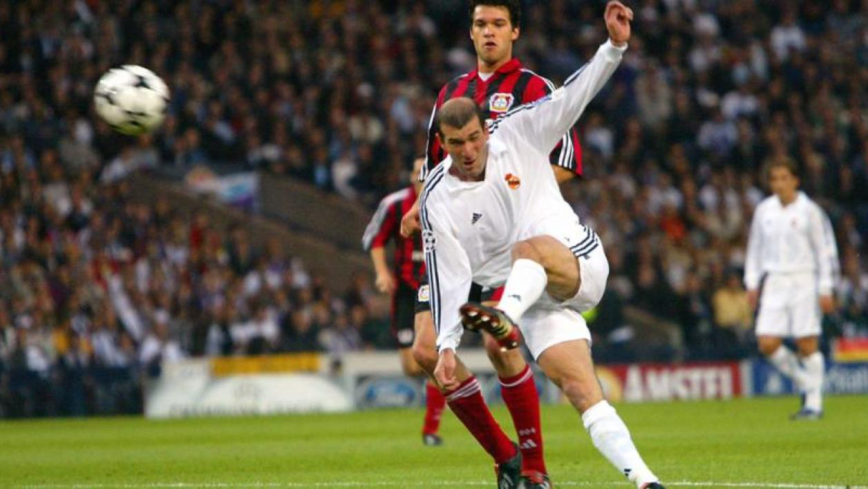أول لاعب في تاريخ كرة القدم ينال لقب أفضل لاعب ثلاث مرات متتالية