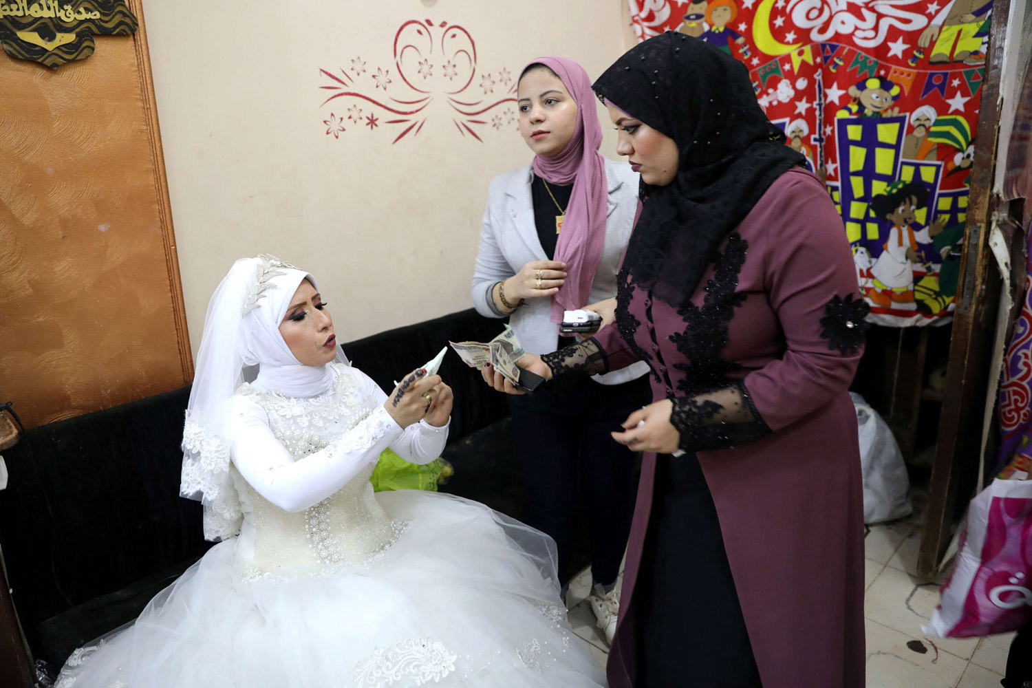 الزواج اصبح يثير الجدل 