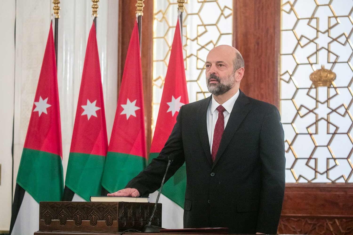 قرار العاهل الأردني إقالة الملقي وتسمية الرزاز رئيساً للحكومة يأتي رغم تحفظات مراكز بيروقراطية مهمة على هذا التكليف، حاولت أن تشكك أو تخفف، إلى آخر لحظة. لكن الملك اختاره لأنه يعرف النظام الحكومي الأردني وما ينتظره صندوق النقد