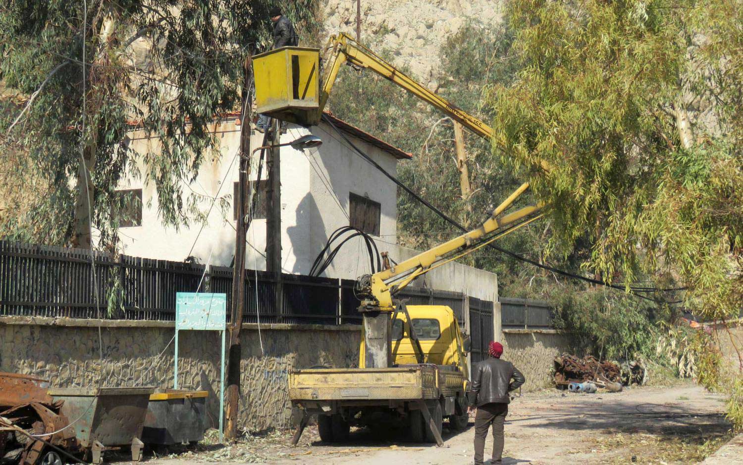 سكان المنطقة يمحون آثار الحرب