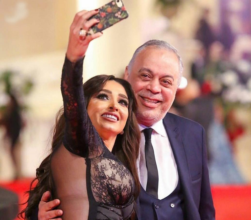 زكي يُتّهم بأنه النقيب الذي عاقب الفنانين المعارضين للحكومة بإقصائهم من المشهد، بذريعة أنهم خانوا الوطن، وكان آخرهم الممثلان عمرو واكد وخالد أبوالنجا، بعدما سلكا مسارا سياسيا مناهضا للسلطة