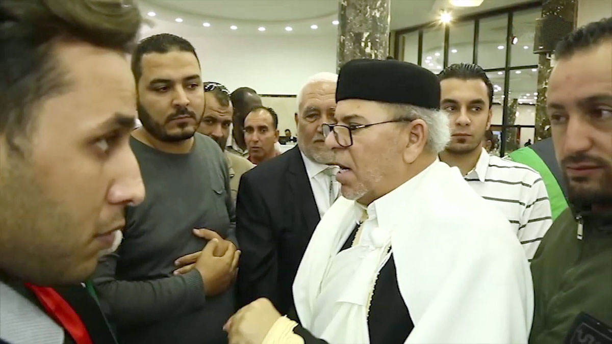 الليبيون ينظرون إلى بادي على أنه نسخة مشوهة عن القذافي. هذا الانطباع تعزز أكثر بعد العقوبات التي فرضت عليه، حيث ظهر مؤخراً وهو يرتدي الزي التقليدي الليبي، وسط هتافات التمجيد من قبل العشرات من أنصاره