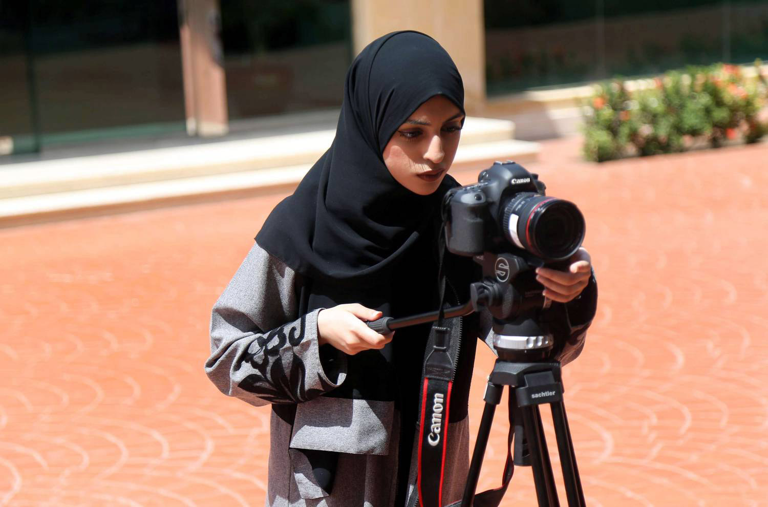 وقوف المرأة العربية في وجه التقاليد والعادات الذكورية ونواميس مجتمعها المقيّدة لحريتها ألهب المنافسة بين عدد من المخرجات العربيات
