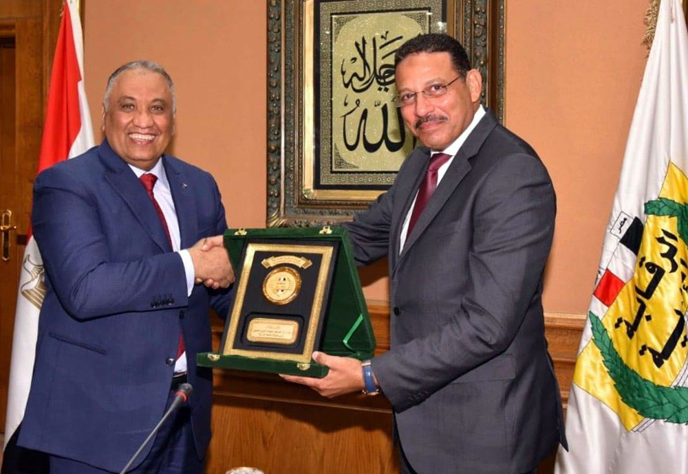 عبدالشافي يختلف عن الكثير من القيادات التي ترأست الحرب على الفساد المالي والإداري. فطبيعة وظيفته مكّنته من التواصل المباشر مع المواطنين والأجهزة العليا في الدولة