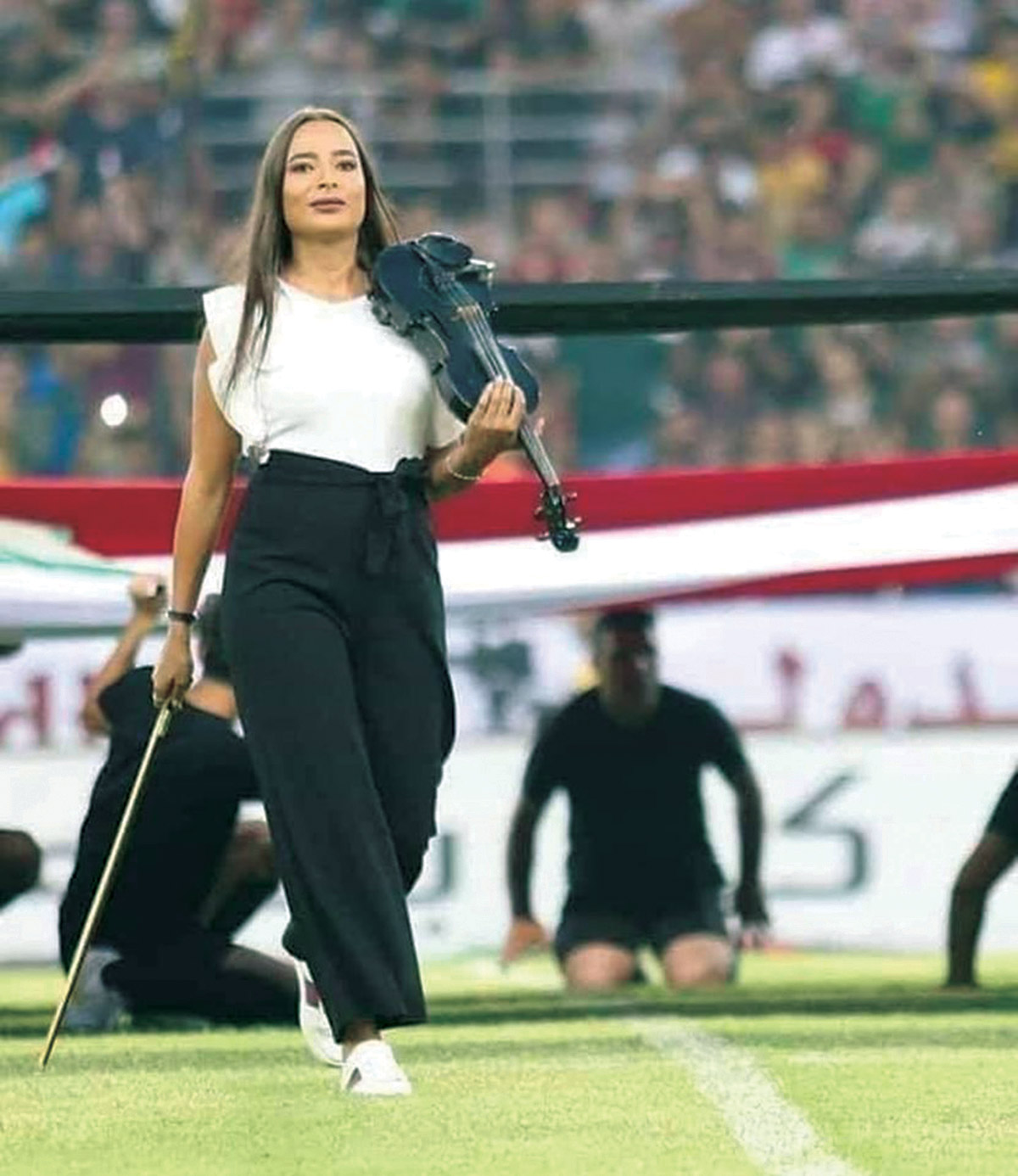 بين صوت الرصاص الكاتم لأنفاس المتظاهرين وصوت الكمان حين علا في ملعب كربلاء، بون شاسع بمستوى الفارق بين الحياة والموت