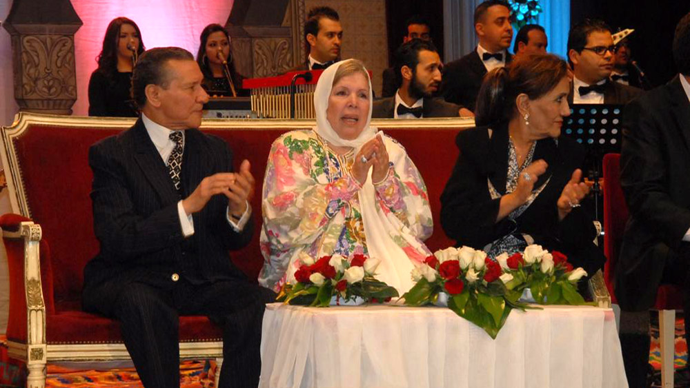 السيدة نعمة لم تتوقف، في جميع إطلالاتها الإعلامية، عن التحسر على فترة حكم الرئيس الراحل بورقيبة، واصفة إياه "بالرئيس الذي يقدر قيمة الفنانين التونسيين".