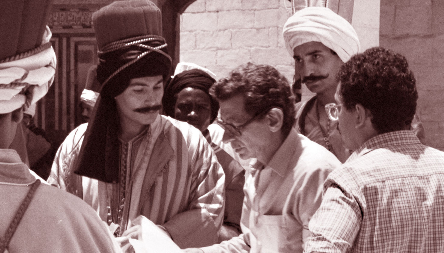 موسيقى الأفلام لا تلتزم بصيغة بنائية لموسيقاها مثل الصيغ المعروفة للموسيقى البحتة، ولكنها تخضع في تكوينها لمتطلبات الفيلم ذاته وكيفية الانتقال بين المشاهد السينمائية، والتي قد تختلف زمنيا أو مكانيا أو حتى غير مرتبطة ببعضها البعض نفسيا