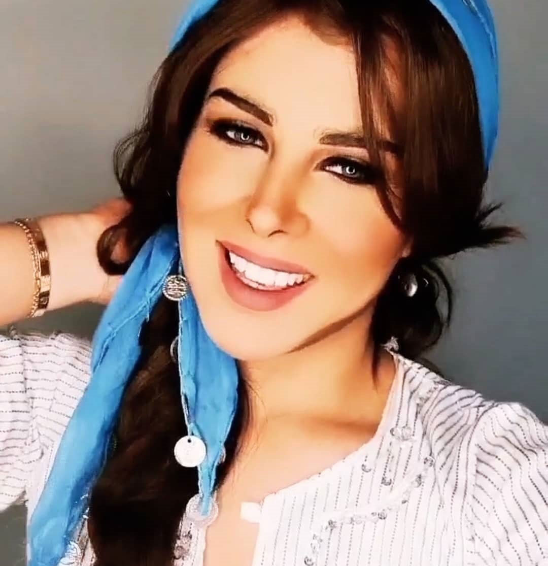 بفضل مساحيق التجميل، تصبح هادي نسخة أخرى من نجوم المجتمع وشخصياته الشهيرة Thumbnail